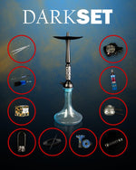 Carica immagine nella galleria Immagine del Dark Set Completo - il kit narghilè più grande su Dark Shisha, contenente un narghilè da 63cm, fornello per carboni, spray detergente, braciere Amy Deluxe, molla antipiego, testa per tabacco blu, boccaglio e tubo in silicone, porta carbone in argento, 1kg di carbone Cocobration 26mm, spazzole per pulizia e pinza per carboni.
