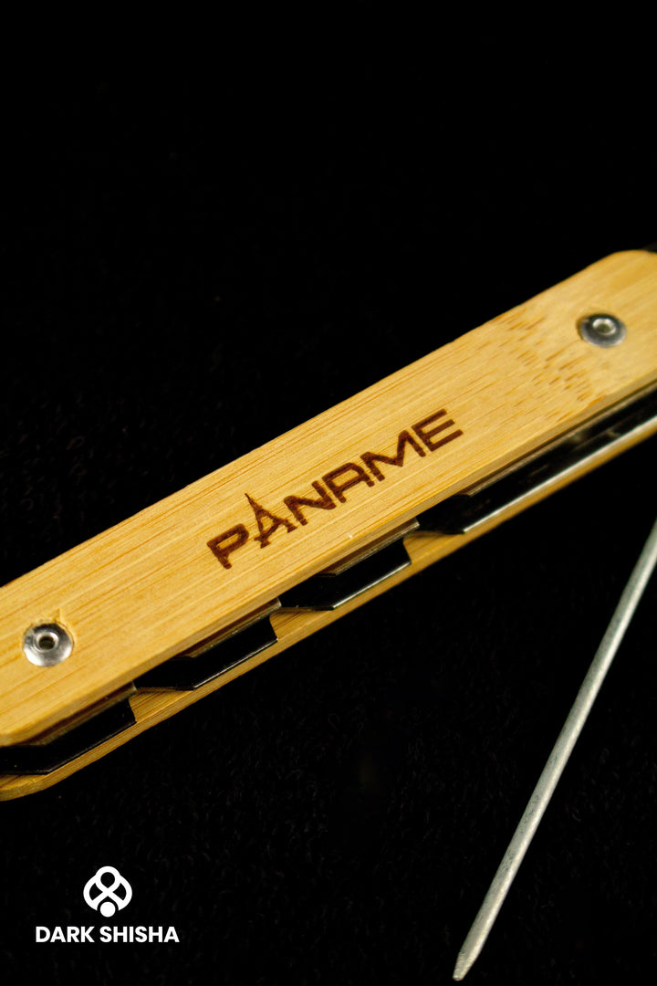 Pinza per Carbone Paname da 22 cm, realizzata in alluminio con rivestimento in legno. Ideale per maneggiare il carbone incandescente del narghilè in sicurezza, con un design elegante e pratico.