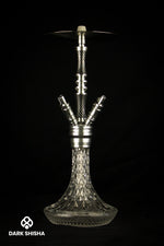 Carica immagine nella galleria Narghilè Crystalia Elektra Carbon Shisha, design elegante e dettagli in vetro scolpito. Perfetto per un’esperienza di fumo raffinata e unica, con uno stile moderno e lussuoso.
