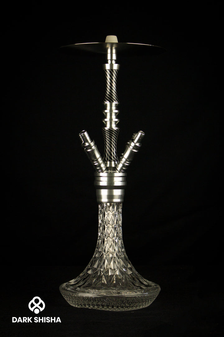 Narghilè Crystalia Elektra Carbon Shisha, design elegante e dettagli in vetro scolpito. Perfetto per un’esperienza di fumo raffinata e unica, con uno stile moderno e lussuoso.