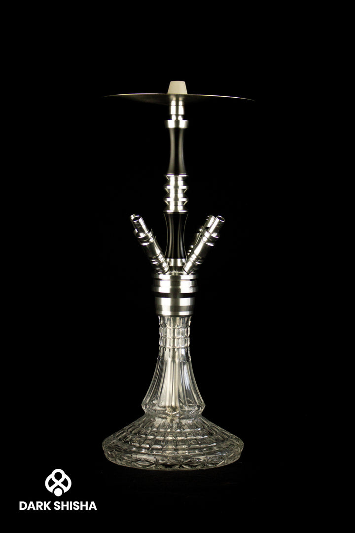 Narghilè Crystalia Elektra Shisha in nero e argento con ampolla in vetro grande e design elegante. Dotato di sistema a camera chiusa e quattro connettori per fumare fino a quattro persone contemporaneamente. Altezza di 52 cm senza testa.