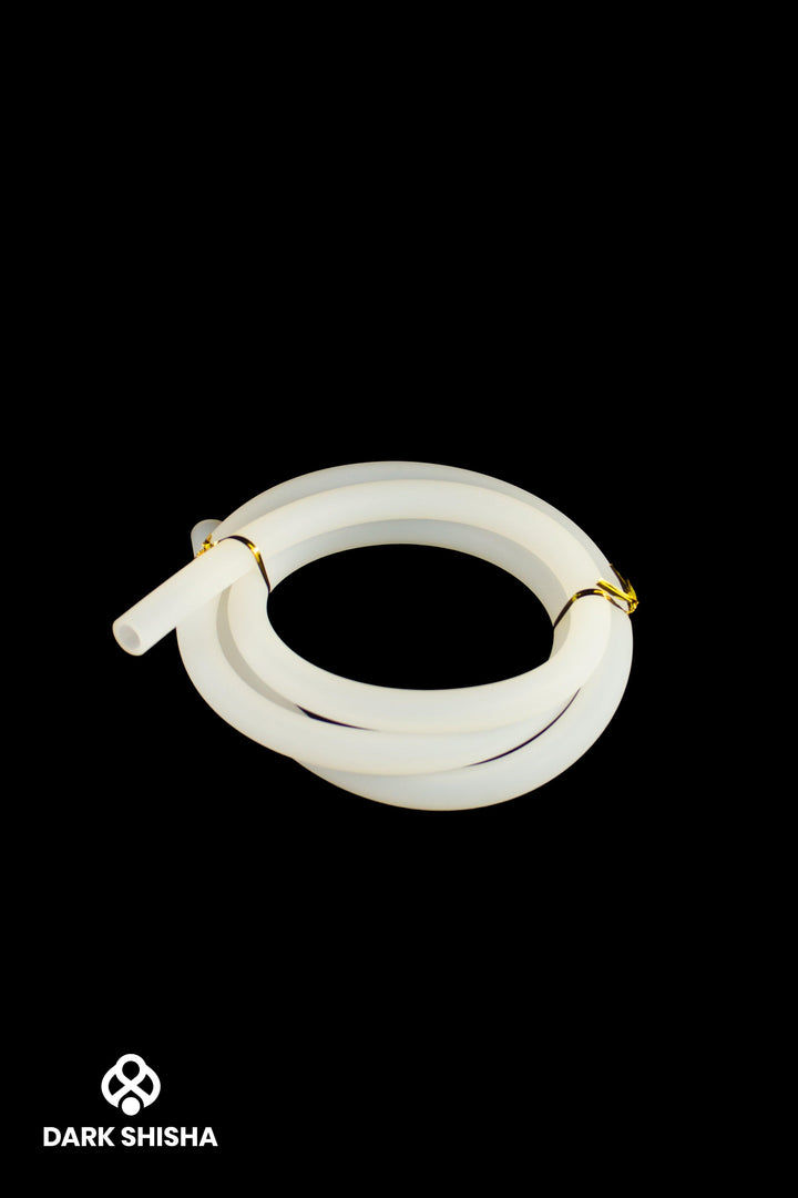 Tubo in silicone bianco trasparente per narghilè, caratterizzato da resistenza, flessibilità e facile pulizia. Compatibile con tutti i narghilè e boccagli, lungo circa 150 cm, con diametro esterno di 17 mm e interno di 11 mm.