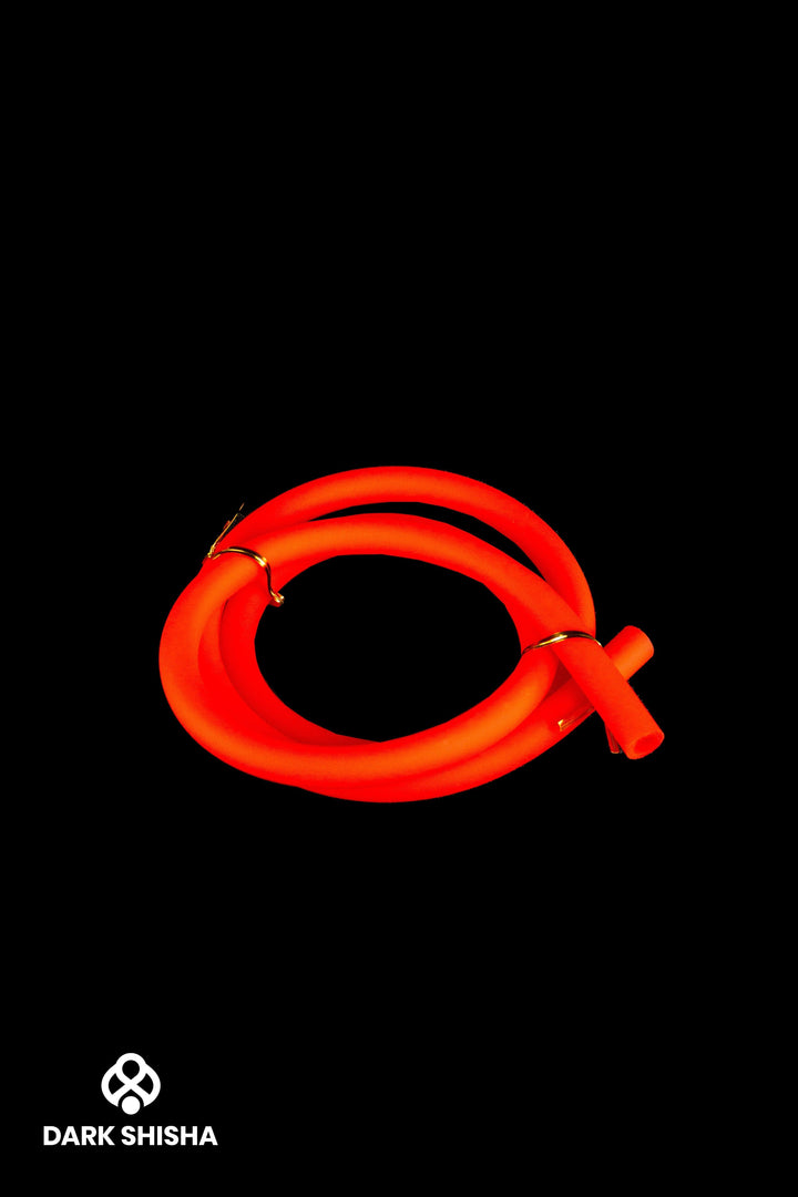 Tubo in silicone rosso per narghilè, caratterizzato da resistenza, flessibilità e facile pulizia. Compatibile con tutti i narghilè e boccagli, lungo circa 150 cm, con diametro esterno di 17 mm e interno di 11 mm.