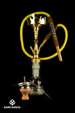 Carica immagine nella galleria Narghilè Shisha Tradizionale Chefren - 61 cm. Realizzato a mano in ottone inossidabile con dettagli artigianali e ricami orientali. Include tubo in pelle e legno per una fumata elegante e confortevole.
