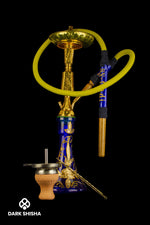 Carica immagine nella galleria Narghilè Shisha Tradizionale Micerino in stile orientale con ampolla blu decorata e tubo elegante in pelle e legno. Altezza 61 cm, realizzato artigianalmente per una fumata piacevole e un’estetica raffinata.
