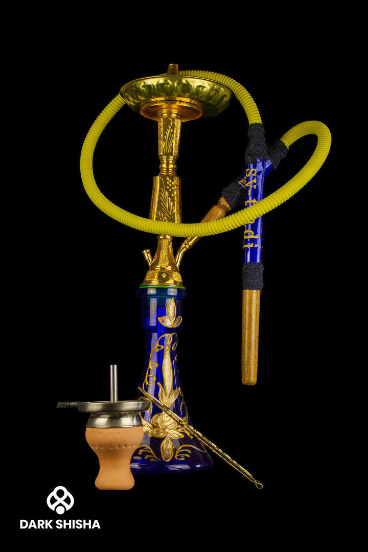 Narghilè Shisha Tradizionale Micerino in stile orientale con ampolla blu decorata e tubo elegante in pelle e legno. Altezza 61 cm, realizzato artigianalmente per una fumata piacevole e un’estetica raffinata.