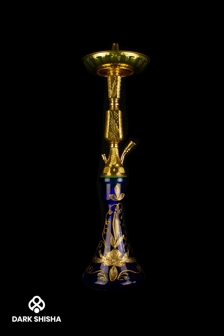 Narghilè Shisha Tradizionale Micerino in stile orientale con ampolla blu decorata e tubo elegante in pelle e legno. Altezza 61 cm, realizzato artigianalmente per una fumata piacevole e un’estetica raffinata.