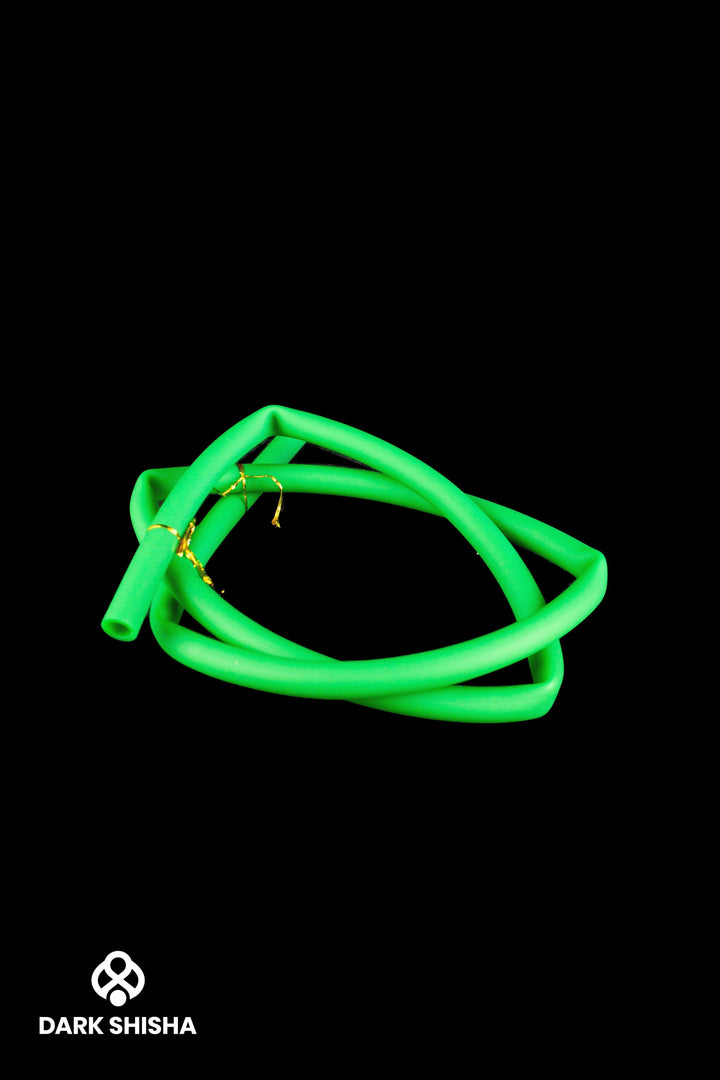 Tubo in silicone verde per narghilè, caratterizzato da resistenza, flessibilità e facile pulizia. Compatibile con tutti i narghilè e boccagli, lungo circa 150 cm, con diametro esterno di 17 mm e interno di 11 mm.