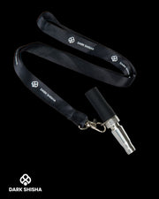 Bocchino per narghilè in metallo e gomma con cordino nero Dark Shisha su sfondo nero