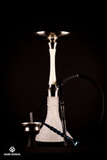 Carica immagine nella galleria Narghilè Epox 580 Shisha - White &amp; Silver, modello raffinato con dettagli in acciaio inossidabile e resina epossidica, altezza di 58 cm e peso di 5 kg. Include tubo in silicone antistatico con bocchino in alluminio, ciotola per tabacco e pinza per carbone.
