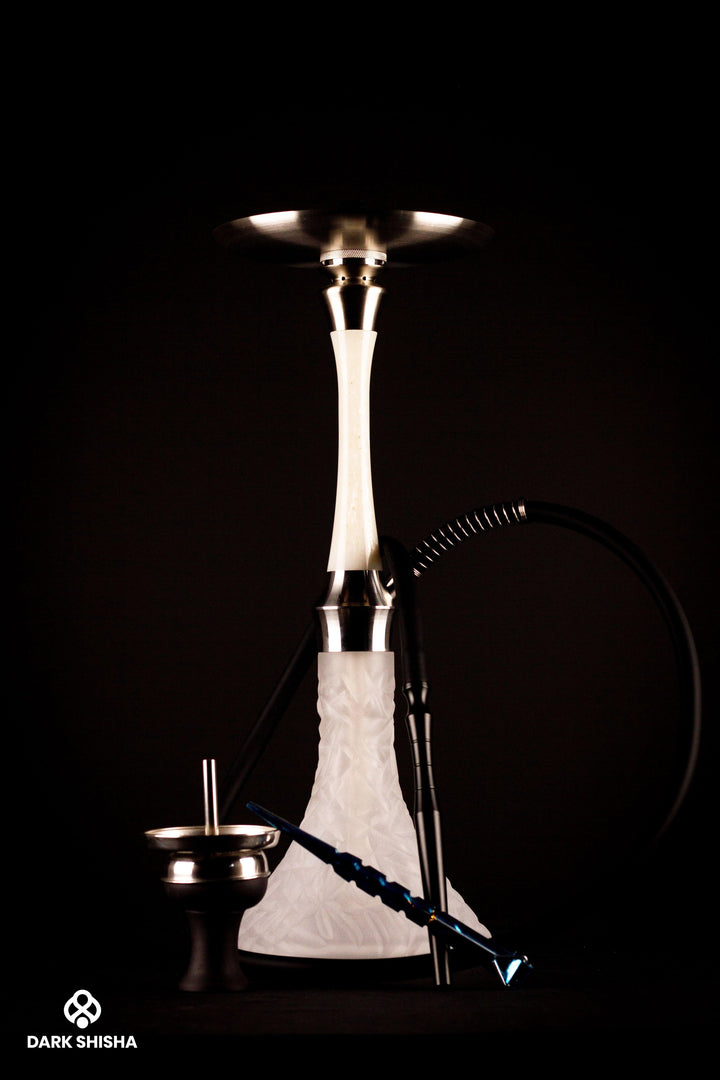 Narghilè Epox 580 Shisha - White & Silver, modello raffinato con dettagli in acciaio inossidabile e resina epossidica, altezza di 58 cm e peso di 5 kg. Include tubo in silicone antistatico con bocchino in alluminio, ciotola per tabacco e pinza per carbone.