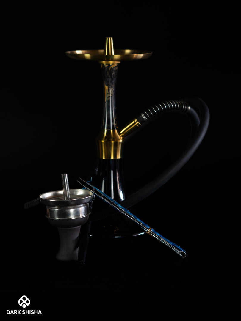 Narghilè Aladin Epox 360 Flat Oro Nero - Narghilè elegante con dettagli in nero e oro, dotato di 9 opzioni di blow-off per un’esperienza di fumo personalizzabile, realizzato in acciaio inossidabile, vetro e resina epossidica.