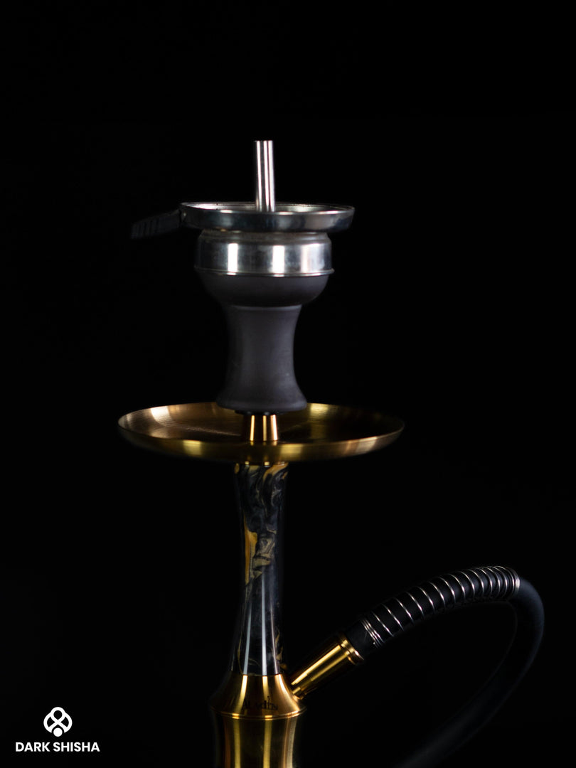 Narghilè Aladin Epox 360 Flat Oro Nero - Narghilè elegante con dettagli in nero e oro, dotato di 9 opzioni di blow-off per un’esperienza di fumo personalizzabile, realizzato in acciaio inossidabile, vetro e resina epossidica.